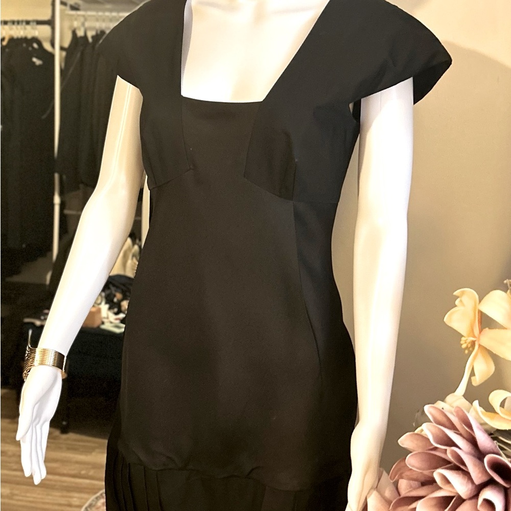 This ELEGANT Black dress by REQUIEM gives you a beautiful shape in size 8